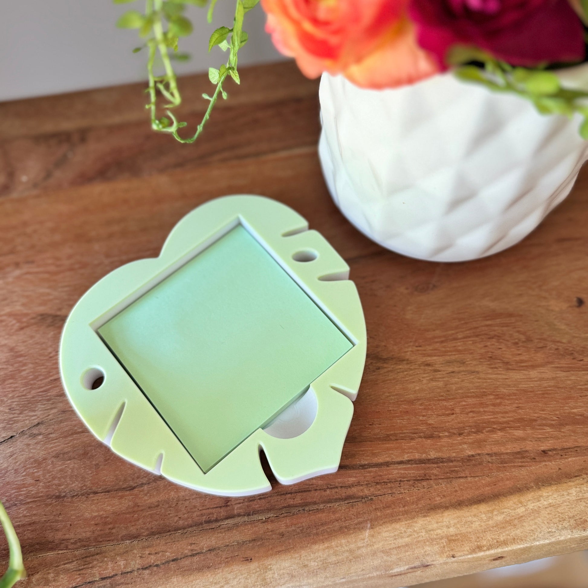 Monstera leaf 3D printed Post-it note holder in green on modern desk, Eco-friendly sticky note organizer shaped like tropical leaf