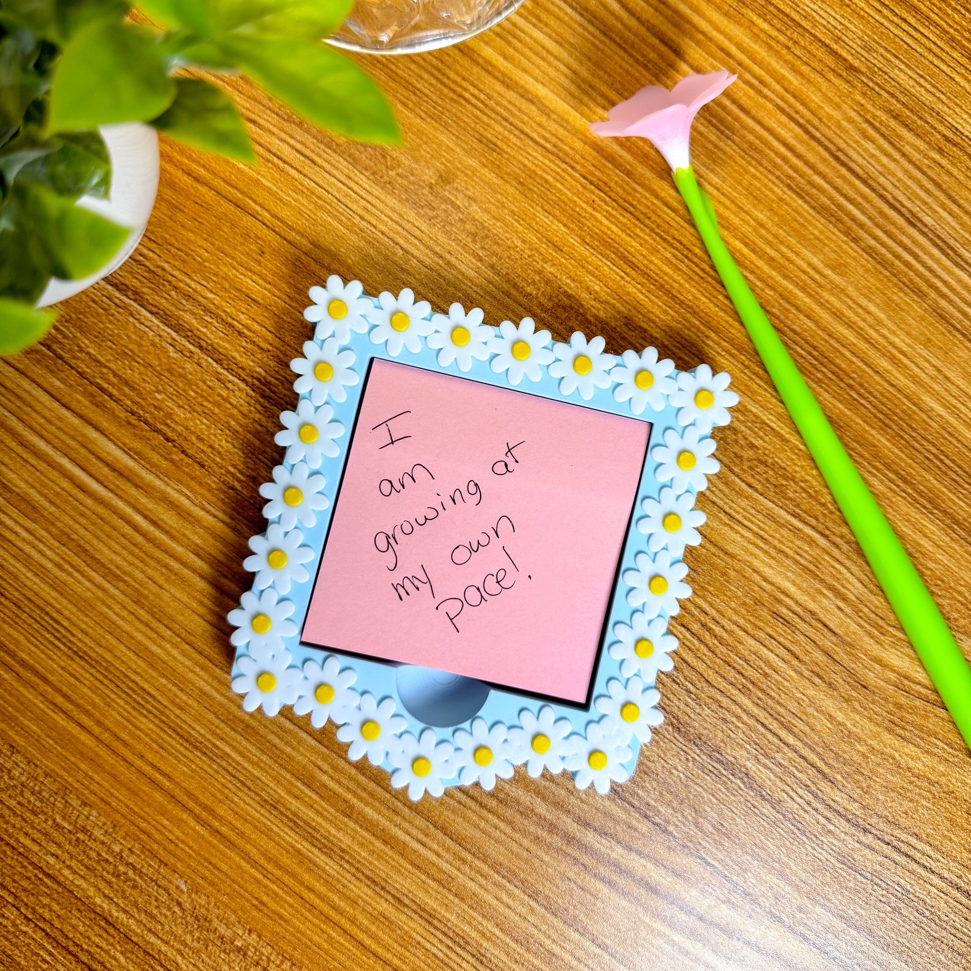 Cute floral sticky note holder with yellow center and white petals