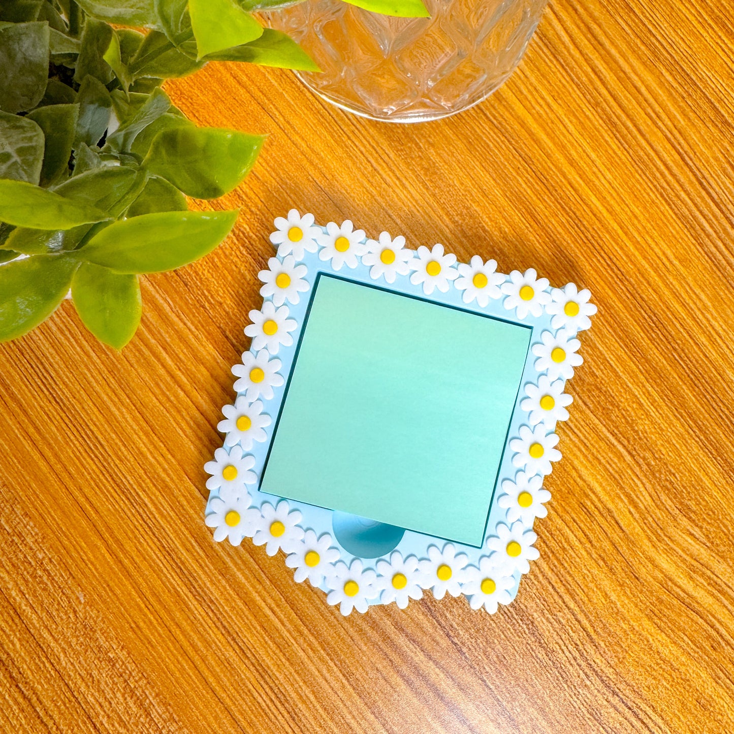 Desk organizer for 3x3 Post-It notes in daisy flower shape